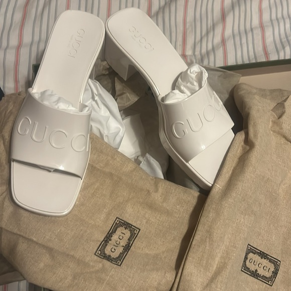 GUCCI Plastique logo-embossed rubber mules in Mystic White - Picture 3 of 5